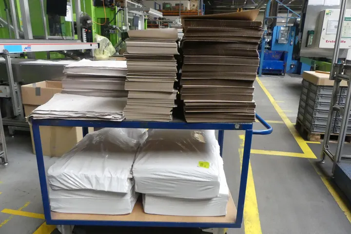 Konvolut Kartonagen/Verpackung Umfang: Inhalt des Wagens